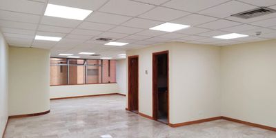 Oficina en arriendo en edificio empresarial. Ubicación estratégica sobre vía principal, cercanía múltiples servicios complementarios de centro comercial y rutas de transporte publico. Piso en baldosa, 1 espacio, baño privado, cocineta, cableado de red, techo cielo raso, aire acondicionado central, y parqueadero cubierto. El edificio cuenta con vigilancia 24 horas, citofonia, circuito cerrado de tv y planta electrica. *Inmuebles sujetos a verificación de disponibilidad.*