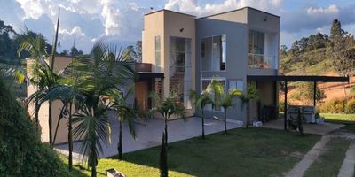 Codigo 20661. Finca en venta ubicada en Rionegro sector Ojo de AguaFinca de hermosos acadados, amplios espacios y con diseños modernos. Cuenta con amplias zonas verdes y agua de nacimiento.Cerca a: La Somer, Via Hacia El Carmen y San Antonio.Área construida: 360 mtDescripción general: 4 habitaciones, 4 vestier, 3 baños, Sala, Comedor, Cocina abierta, Salon - comedor, Biblioteca o estudio, Zona de ropas, Balcón, Terraza, Parqueadero doble lineal, Cuarto útil, Servicios públicos y Agua de nacimiento.