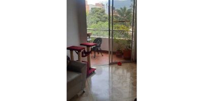 Apartamento en venta laureles nogal. cuarto piso con ascensor 132 metros cuadrados tres alcobas más la de servicio tres baños sala comedor cocina integral zona de ropas balcón dos parqueaderos recepción diurna cámaras de seguridad. excelente ubicación muy buen servicio de transporte público cerca de la avenida La 80 y la glorieta de Santa gema.
