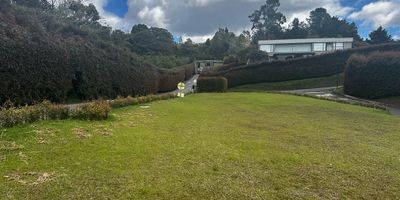 Lote en venta en unidad cerrada cerca a avenida principal, restaurantes y servicios complementarios. Cuenta con un área de 2546 M2, energía, agua, para uso residencial. Conjunto cerrado con zonas verdes, vigilancia 24 hrs, citofonia y circuito cerrado de tv. Inmuebles sujetos a verificación de disponibilidad.