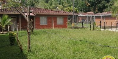 Código: 3608. 1° Piso en edificación de 1 piso. Acceso al inmueble: Directo a la vía. 1 Alcoba con puerta.