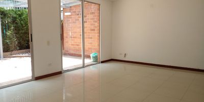 Casa en arriendo en unidad cerrada cerca a restaurantes, vias principales, rutas de transporte publico y servicios complementarios. Piso en porcelanato y madera laminado, dos niveles, sala comedor, estudio, estar de tv, 3 alcobas con baño en cada una, cocina integral abierta tipo americano, alcoba y baño de servicio, terraza y parqueaderos paralelos cubiertos. Conjunto cerrado de piscina, gimnasio, sauna, parques infantiles, zonas verdes, vigilancia 24 hrs, citofonia y circuito cerrado de tv. *Inmuebles sujetos a verificación de disponibilidad.*