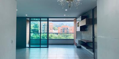 Apartamento en arriendo en unidad cerrada fácil acceso desde la principal, cerca a centros comerciales, consumo y rutas de transporte publico. Entorno muy campestre rodeado de arboles nativos y guaduales. Piso en porcelanato y madera, sala comedor, biblioteca, 3 alcobas con baño en cada una, cocina integral abierta tipo americano, balcon y parqueaderos cubiertos. Piscina, gym, salón social, parque infantil, placa polideportiva, cancha de squash, vigilancia 24 horas, citofonia y circuito cerrado de tv. *Inmuebles sujetos a verificación de disponibilidad.*