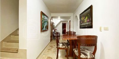 ALQUILER POR NOCHES O MESES

Apartamento Amoblado en Arriendo en Envigado sector El Trianón, con área privada de 80m2, 3 habitaciones, 4 clósets y 2 baños. Sala comedor, balcón, patio, cocina integral, red de gas, calentador de paso y zona de ropas. Primer Piso. 

Zona residencial cercana a supermercados, zonas comerciales, centros de servicio, iglesia y con fácil acceso a rutas de transporte público. 

 

¡Contáctanos o haz clic aquí para conocer más detalles de cómo reservar el inmueble! 

 

*El valor de arriendo publicado es mensual y varía de acuerdo con las políticas de la plataforma. 

*El tiempo de reserva del apartamento puede ser inferior a un mes. 
