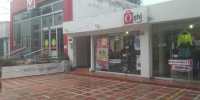 Excelente oportunidad de venta en Barranquilla, Atlántico. Esta casa en el barrio La Concepción es ideal como propiedad comercial, dada su estratégica ubicación. Cuenta con 4 habitaciones, 4 baños y 1 parqueadero. Sus 425 m² construidos ofrecen amplios espacios para diversas adaptaciones. Estrato 4, con fácil acceso a servicios y vías principales en Barranquilla. Una opción sólida para inversión o establecimiento de negocio en La Concepción. Para más detalles o coordinar una visita, puede contactarnos vía WhatsApp o a través de las opciones de quiero que me contacten y ver teléfonos.