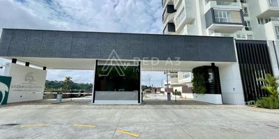 Apartamento para estrenar dentro de conjunto cerrado ubicado a 10 minutos del centro de Pereira, cerca a colegios, universidades, supermercados y a pocos metros de la avenida sur sentido centro, lo que proporciona fácil acceso a transporte público.

El conjunto cuenta con portería, recibidor, seguridad privada 24 horas, salón social y 2 ascensores por edificio. Se encuentra en desarrollo el club de Pádel, piscina, gimnasio, centro de belleza, spa, ludoteca infantil, club juvenil, pet hotel y centro de negocios.

El apartamento se encuentra ubicado en un piso 11, cuenta con 75 m² construidos. Al ingreso se encuentra el baño social con ducha, una moderna cocina abierta con mesón tipo americano y amplio espacio de almacenamiento. Sala comedor más un generoso balcón con una inigualable vista al exterior, allí se encuentra la zona de ropas y un punto de gas para BBQ. La habitación principal cuenta con closet de madera de piso a techo y amplio baño con doble lavamanos, más una habitación auxiliar con closet.

Se entrega nuevo, listo para habitar, con modernos y lujosos acabados. El valor incluye el uso de un parqueadero cubierto y depósito.