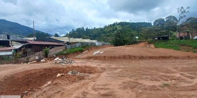 Lote plano, ubicado al sur del Área Metropolitana, en toda la entrada al municipio de Caldas. Cuenta con dos accesos, uno por la variante y otro por la calle 127 sur.Área:3.500 mt2 útiles + 400 mt2 accesos, para mayor informacion comunicate al 3219827412.