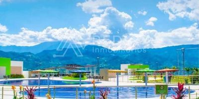 Verdemar es un condominio club de 505 lotes localizado en la vereda El Guayabito del municipio de Viterbo, Caldas. Este lugar te permitirá aprovechar las bondades del clima de la región y deleitarte con la mejor vista del paisaje cultural cafetero.

Su posición geográfica en el Eje Cafetero -destino turístico nacional-, sus hermosos paisajes y el crecimiento y desarrollo del sector, hacen de Verdemar el lugar ideal para realizar una inversión segura que te brindará a ti y a tu familia valorización, rentabilidad y bienestar.

Extensión total de 280.000m²
505 lotes desde 240m²
Zona de Caballerizas de 3.200m² 
Ubicado a 1.5 Km desde la Troncal de Occidente
A una hora de Pereira

Verdemar, ubicado en un lugar estratégico de la planicie del valle de Risaralda, tiene a su alrededor una herradura montañosa de municipios llamativos del eje cafetero que hoy en día son denominados como patrimonio cultural cafetero (Viterbo – Belén de Umbría y Anserma). Está ubicado a 5 minutos de la autopista Pacífico 3 que comunica con el puerto de Buenaventura y el Pacífico, con el sector de Antioquia y el Atlántico.

La naturaleza estará presente en cada uno de los rincones de su nuevo hogar, donde el diseño y la arquitectura de la zona club, se mezclan para generar un ambiente que lo invita a disfrutar del entorno.

Verdemar Condominio Campestre cuenta con:
+ Piscinas para adultos y parque acuático infantil
+ Parque lineal, ciclorutas, parques biosaludables y senderos ecológicos
+ Plaza de eventos dotada con tarima y kioscos
+ Gimnasio, spa y restaurante
+ Salón de eventos, mini teatro y restaurante con dos ambientes
+ Amplias zonas verdes
+ Complejos deportivos: cancha de fútbol, cancha múltiple, cancha de tenis y mini golfito
+ Zona de caballerizas 

¡Deléitate con la mejor vista del paisaje cultural cafetero!