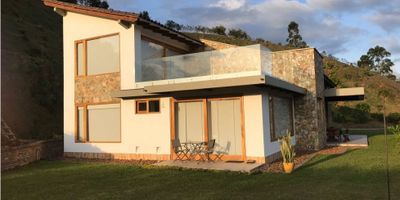 Casa para la venta en El Carmen de Viboral

Cuenta con tres habitaciones con baño, dos closet, un vestier, sala comedor, estudio, cocina integral, baño social, dos terrazas, zona de ropas, cuarto útil, cuarto de herramientas, parqueadero cubierto para dos carros, parqueadero de visitantes y zonas verdes.
