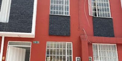 Casa  de  tres pisos iluminada, ubicado en el noroccidente de Bogotá, cómodas vías de acceso como la calle 80,y  calle 72,   sector de   alata valorizacion, cerca de centros comerciales como Centro Comercial Portal 80 y Diver Plaza, a parques, hospitales, supermercados, colegios, droguerías, iglesias,varias rutas de transporte, esta   distribuida de la siguiente  manera ,  en  el primer  piso, esta  la  sala comedor, cocina integral  y patio,  en el se gundo piso  hay   dos  alcobas, un  baño,  en  el  tercer  piso  dos    alcobas,  un baño y  un altillo    que se  puede  utilizar  como  estudio.