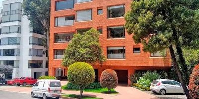 CALLE 134 No. 6B-17 EDIFICIO BOSQUE MEDINA PISO 2, Área 178 M2, El edificio cuenta con Portería 24 horas, ascensor, salon social, gimnasio, turco, cancha de squash, el apartamento consta de tres garajes, sala, comedor con balcón, estudio, tres habitaciones con closet, habitacion principal con vestier y baño privado, baño auxiliar, baño social, zona de lavanderia. Estrato 5. El apartamento se encuentra totalmente remodelado