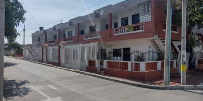Edificio multifamiliar de 2 pisos. Cuenta con casa de 3 habitaciones, 3 baños, sala, comedor, cocina en primer piso. 8 apartamentos, cada uno con sus baños, sala, comedor, cocina, totalmente independientes, y habitaciones. Renta garantizada actual. Ubicado cerca a la Circunvalar. SE ESCUCHA OFERTA.