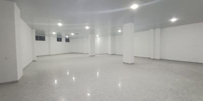 HERENCIA INMOBILIARIA, ofrece local comercial en Itagüí. área 312m2 para estrenar, energía trifásica, Altura libre 4 metros, 2 Baño en local con orinal, piso del local se entrega con cerámica de terminado, ideal para supermercados, bodegaje, almacén, industrias livianas, y similares.Nota: Actualmente tentando.