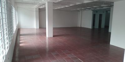 Bodega u Oficina en arriendo cerca a estacion de metro, centros comerciales, via principal, rutas de transporte publico y servicios complementarios. Piso en baldosa, 1 espacio, baños, energia trifasica. *Inmuebles sujetos a verificación de disponibilidad.*