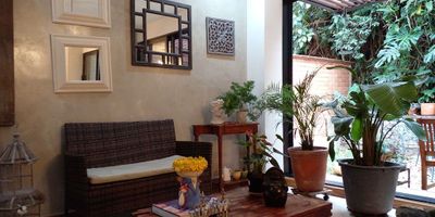 Casa en venta en unidad cerrada con facil acceso desde esta misma via y desde la principal, rutas de transporte publico. Facil acceso. Piso en marmol y madera, 3 niveles, sala y comedor independiente, estudio, estar de tv, biblioteca, 3 alcobas con baño en cada una, cocina integral cerrada tipo americano, alcoba y baño de servicio, balcon, terraza y parqueaderos paralelos cubiertos. Unidad con salon social, zonas verdes, vigilancia 24 horas, citofonia y circuito cerrado de tv. *Inmuebles sujetos a verificación de disponibilidad.*