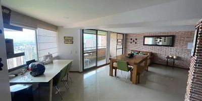 APARTAMENTO EN VENTA EN SABANETA EN EDIFICIO CON PORTERIA Y VIGILANCIA 24-7, UBICADO EN PISO 13 CON VISTA PANORAMICA, AMPLIOS ESPACIOS, BALCON, 2 PARQUEADEROS Y 2 CUARTOS UTILES. UBICADO EN SECTOR LAS LOMITAS, A TAN SOLO UNOS MINUTOS DEL PARQUE PRINCIPAL. 