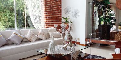 Casa en venta en unidad cerrada sector tranquilo, poco flujo vehicular, sector residencial cerca a colegios, restaurantes, miradores, y demás servicios complementarios. Piso en marmol y madera, dos niveles, chimenea, sala y comedor independiente, estudio, estar de tv, biblioteca, 4 alcobas con baño en cada una, tina, cocina integral semi-cerrada tipo americano, alcoba y baño de servicio, balcon, terraza, jardin y parqueaderos (2 cubiertos). Conjunto cerrado con zonas verdes, citofono, circuito cerrado tv, alarma, vigilancia y porteria 24 horas. *Inmuebles sujetos a verificación de disponibilidad.*