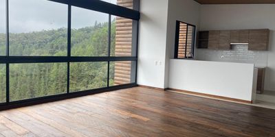 Apartaestudio en arriendo en unidad cerrada sector tranquilo, zona campestre y poco flujo vehicular. Piso en madera, sala comedor, 1 alcoba con baño privado, baño social, cocina integral abierta, y parqueaderos paralelos cubiertos. Conjunto cerrado, salon social, zonas verdes, vigilancia 24 hrs, citofonia y circuito cerrado de tv. *Inmuebles sujetos a verificación de disponibilidad.*