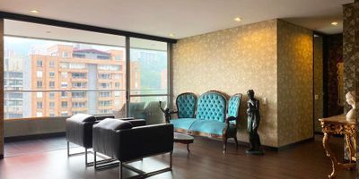 Apartamento amoblado en venta en unidad cerrada cerca a centro comercial, facil acceso a via principal. Rutas de transporte, multiples servicios complementarios. Piso en madera, puerta de seguridad, sala comedor, 2 alcobas con baño en cada una, cocina integral abierta tipo americano, balcon y parqueaderos paralelos cubiertos. Zonas verdes, terraza con jacuzzi y vista panoramica a la ciudad, piscina, gimnasio, turco, vigilancia 24 horas, citofonia y circuito cerrado de tv. *Inmuebles sujetos a verificación de disponibilidad.*