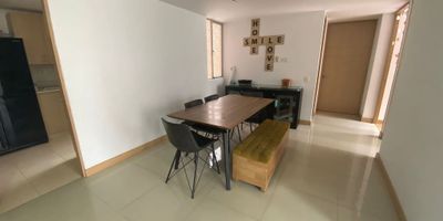 Excelente apartamento ubicado en el sector de Camino Verde, lugar muy campestre y tranquilo, de fácil acceso vehicular, además cuenta con facilidad de acceso a rutas de servicio público. Esta cerca al Hospital Manuel Uribe, Centro comercial City Plaza, parque de Envigado y Mall Guadalcanal.