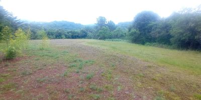 Lote comercial disponible en arriendo en Envigado, Antioquia. Estratégicamente ubicado en la CL 23 Sur CR 2 variante Palmas, con acceso directo a la vía al aeropuerto. Este amplio terreno de 17,000 m² se presenta como una oportunidad ideal para proyectos que requieren visibilidad y fácil conexión. Situado en una zona tranquila de estrato 6, ofrece un entorno adecuado para su negocio. El canon de arriendo es de $20,000,000. Establezca su empresa en un punto clave de Envigado. Contáctenos para más detalles a través de WhatsApp, la opción quiero que me contacten o consultando los teléfonos disponibles.