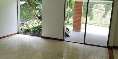 Excelente casa ubicada en Envigado, facilidad de acceso a rutas de servicio público debido a su buena ubicación, cuenta con fácil desplazamiento a mall Terracina plaza, mall san Lucas, Euro de la frontera, mall la Sebastiana y centro comercial City Plaza.