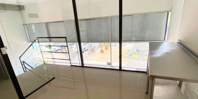 Oficina o local en arriendo via Aeropuerto, cerca a Hospital San Vicente, Aeropuerto Internacional, restaurantes y servicios complementarios, Piso en porcelanato, 2 espacios, dos niveles, baño privado, cocineta, cableado de red. Edificio con ascensor, vigilancia 24 hrs, citofonia, circuito cerrado de tv, auditorio, bahia de parqueo, y baños comunales. *Inmuebles sujetos a verificación de disponibilidad.*
