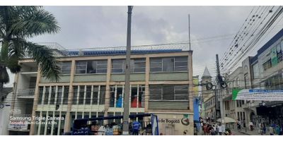 Amplio apartamento para remodelar, de dos niveles con terraza, en el centro de Fusagasuga, Nivel uno: salacomedor, cocina, cuatro habitaciones, dos baños y hall. Nivel dos: terraza, habitacion con baño y zona de ropas. Sector centro con zona comercial y bancaria.
