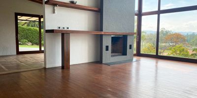 Casa en arriendo en unidad cerrada sector tranquilo, campestre, poco flujo vehicular. Piso en ceramica y madera, chimenea, sala y comedor independiente, estudio, estar de tv, biblioteca, 3 alcobas con baño en cada una, jacuzzi, cocina integral, terraza, jardin y parqueaderos paralelos cubiertos. Cuenta con apartamento pequeño para mayordomo. Conjunto cerrado con citofonia, zonas verdes, vigilancia 24 hrs y circuito cerrado de tv. *Inmuebles sujetos a verificación de disponibilidad.*