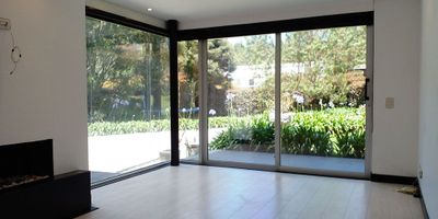 Casa en arriendo en unidad cerrada ubicada sobre via principal con rutas de trasporte publico, cerca a colegios y estacion de servicio. Entorno totalmente campestre, muy tranquilo y de facil acceso. Piso en madera laminada, dos niveles, chimenea, sala y comedor independiente, 3 alcobas con baño en la principal, tina, jacuzzi, cocina integral abierta tipo americano, alcoba y baño de servicio, balcon, terraza, jardin y parqeuaderos en area descubierta. Gym, salon social, parque infantil, placa polideportiva, cancha de squash, vigilancia 24 horas, citofonia y circuito cerrado de tv. *Inmuebles sujetos a verificación de disponibilidad.*