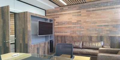 Oficina amoblada en arriendo en edificio empresarial con muy buena ubicación cerca a vias principales, centros comerciales, restaurantes, rutas de transporte publico y servicios complementarios. Piso en madera, 3 espacios, baño, cocineta, cableado de red, techo cielo raso, aire acondicionado central, divisiones en vidrio, área de recepción y parqueadero cubierto. Edificio con acabados modernos, ascensor, auditorio, vigilancia 24 horas, circuito cerrado de tv, alarma y parking visitantes con costo. *Inmuebles sujetos a verificación de disponibilidad.*