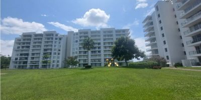 Venta apartamento en hermoso club house Puerto tranquilo en Ricaurte Cundinamarca, espectacular vista panorámica hacia piscinas y reserva natural, 129 m2, 3 alcobas, principal con vestier y baño privado, salón comedor amplio, hermosa cocina abierta, amplio balcón, garaje, conjunto Club House, piscinas, zonas jacuzzi, zonas verdes, salones sociales, gimnasio, senderos peatonales, zonas Bar B Q, canchas de juegos, parqueaderos visitantes. Inf. 3105636954
