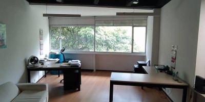Oficina en venta en edificio ubicado en el barrio manila, piso 4, con un área de 50.25 mts la cual consta de cocineta, una oficina pequena interna , cuarto útil, los baños son comunes y hay en cada  piso del edificio, citofono, piso laminado. valor de venta $275.000.000 negociable. cerca parque Tele Medellin, Camara Colombiana de la Infraestructura