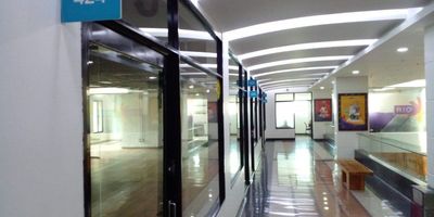 Amplio local en el sector del Poblado, cuenta con un área aproximada de 195mt2, cocineta y piso en madera laminada. El edificio tiene ascensores y vigilancia 24 horas. Cerca al centro comercial Oviedo y a la av las Vegas.