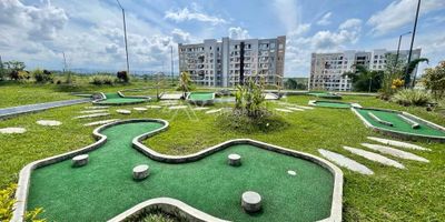 Apartamento ubicado en el sector de Cerritos en conjunto cerrado, muy cerca a colegios, supermercados y restaurantes, a tan sólo 20 minutos del centro de Pereira.

Ubicado en primer piso cuenta con 60m2 construidos, sala-comedor con balcón con salida a zona verde, cocina integral, zona de ropas con tendedero y calentador. Habitación principal con vestier y baño privado, habitación auxiliar con clóset y  baño completo con ducha. El apartamento tiene angeos en todas las ventanas, espejos en los baños y divisiones en vidrio templado en las duchas. El parqueadero es cubierto en sótano.

El conjunto cuenta con cancha de tenis, cancha múltiple y cancha de microfútbol, zonas infantiles y de mascotas, salón social, gimnasio, piscina para adultos y para niños, portería con vigilancia privada las 24 horas.