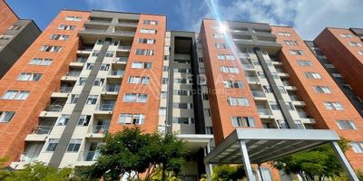 Apartamento ubicado en el sector de Cerritos en conjunto cerrado, muy cerca a colegios, supermercados y restaurantes, a tan sólo 20 minutos del centro de Pereira.

Ubicado en primer piso cuenta con 60m2 construidos, sala-comedor con balcón con salida a zona verde, cocina integral, zona de ropas con tendedero y calentador. Habitación principal con vestier y baño privado, habitación auxiliar con clóset y  baño completo con ducha. El apartamento tiene angeos en todas las ventanas, espejos en los baños y divisiones en vidrio templado en las duchas. El parqueadero es cubierto en sótano.

El conjunto cuenta con cancha de tenis, cancha múltiple y cancha de microfútbol, zonas infantiles y de mascotas, salón social, gimnasio, piscina para adultos y para niños, portería con vigilancia privada las 24 horas.