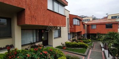 Casa en conjunto cerrado, de tres niveles, área de 185 m2, 3 alcobas, 4 baños, sala de televisón, biclioteca, patio techado transparente, 2 parqueaderos bajo techo, el conjunto tiene piscina, juegos infantiles, vigilancia 24 horas, en su entorno encontramos bancos, restaurantes, farmacias, clínicas, EPS, colegios, universidades, megabús, transporte público, a una cuadra de la principal vía arteria de la ciudad.