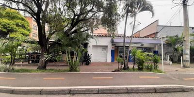 Local comercial en arriendo en Medellín, Antioquia. Situado en el Piso 1 del barrio Rosales, este local de 17 m² cuenta con un parqueadero incluido. Su ubicación se destaca por la cercanía a la Estación del Metro Plus de Rosales, ofreciendo fácil acceso y visibilidad. El inmueble, de estrato 3, está disponible con un canon de arriendo de $1,590,000. Es una opción práctica para establecer su negocio en una zona con buena conexión. Si desea conocer más detalles o coordinar una visita, por favor, use las opciones de WhatsApp o ver teléfonos disponibles.
