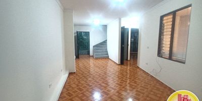 Código: 2409. 2° Piso en edificación de  2 pisos. Acceso al inmueble: sendero peatonal y escalas. Alcobas con puertas, baño cabinado, calentador eléctrico, cubierta, estufa y terraza.
Precio negociable.