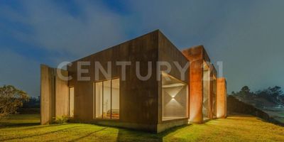 Casa Finca ubicada en zona de la hermosa Cultura Silletera. Te permitirá estar a 30 minutos del centro de  Medellín, por estar en la vía, Santa Elena.  Además a solo 12 Km del aeropuerto José María Córdova, y también muy cerca al túnel de Oriente, lo que te permitirá acceder a la finca por diferentes rutas.
Casa Finca privilegiada por estar en linderos de la reserva natural parque Arvi;  de solo 18 lotes. para compartir zonas comunes. La vista a Medellín es espectacular por estar en la parte mas alta de Santa Elena.
El diseño de la casa es proporcionando luz natural y permitiendo decoración con coloridos jardines. el área social es a doble altura, que dan la sensación de comodidad en espacios mas amplios.