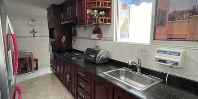 Apartamento en venta en Barranquilla, Atlántico. Este inmueble de 137 m², ubicado en la Urbanización Palmetto Towers, sector Riomar, ofrece una distribución funcional con 3 habitaciones y 2 baños completos. Cuenta con 1 parqueadero. Ideal para quienes buscan un espacio cómodo en una zona residencial. El precio de venta es de $420.000.000. Si desea conocer más sobre este apartamento en Barranquilla, puede contactarnos por WhatsApp, quiero que me contacten o ver teléfonos.