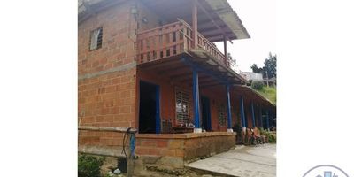 Finca en venta en Guarne, Antioquia. Ubicada en la Vereda El Sango, esta propiedad ofrece 7268 m² de área, ideal para quienes buscan amplitud y naturaleza. La finca cuenta con 3 habitaciones y 3 baños, distribuidos convenientemente en un solo nivel, lo que facilita su acceso y uso diario. Una excelente opción para establecerse en un entorno rural apacible, a poca distancia de Guarne. Conecte con nosotros por whatsapp, quiero que me contacten o ver teléfonos para más detalles.