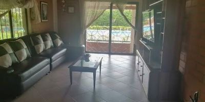 Finca ubicada en San Jerónimo en conjunto cerrada por el hotel Quimbaya, cuenta con agua potable y agua de riego.Se arrienda amoblada en el mismo valor.No esta incluido el mantenimiento de la piscina que son $600.000 aproximadamente cada 6 meses, ni el pago al mayordomo que son $300.000 mensuales.La prop deja una de las habitaciones cerrada ya que ella la usa como bodega. Area total de la propiedad 1050 mtrs2