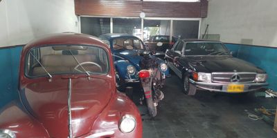 Local en mall comercial en arriendo con facil acceso a gran variedad de servicios complementarios en centros comerciales, a pocas cuadras de la estacion del metro y rutas de transporte publico. Ubicación estratégica. Piso en baldosa, 1 espacio, baño privado, mezanine, energia basica, vitrina y cuarto util.