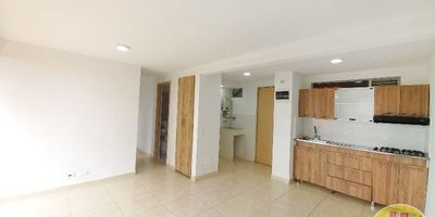 Código: 3680. 3° Piso en edificación de 18 pisos. Acceso al inmueble: Directo a la vía y ascensor. Alcobas con puertas, baños cabinados, calentador a gas, cubierta, extractor y parqueadero para carro. 
Inmueble disponible en arriendo