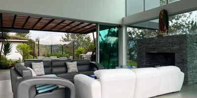 Casa en arriendo en unidad cerrada, cerca a parque principal, hospitales, iglesia, supermercados, restaurantes y servicios complementarios. Piso en ceramica y madera, dos niveles, chimenea, sala y comedor independiente, estudio, biblioteca, estar de tv, 4 alcobas con baño en cada una, jacuzzi, cocina integral abierta, alcoba y baño de servicio, balcon, terraza, jardin y parqueaderos independientes (2 cubiertos). conjunto cerrado con parques infantiles, zonas verdes, vigilancia 24 hrs, circuito cerrado de tv, alarma, vigilancia 24 hrs, circuito cerrado de tv y citofonia. *Inmuebles sujetos a verificación de disponibilidad.*