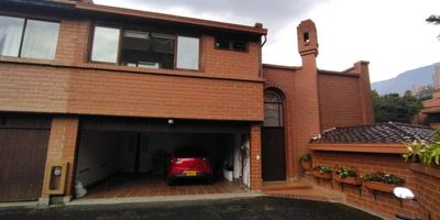 Casa en venta en el poblado en el sector loma de los parra de dos niveles con 4 habitaciones, 4 closets, 2 vestier, 4 baños, sala comedor, cocina integral, estudio, patio, sala de estar, zona de ropas, red de gas, calentador, antejardin, pisos en ceramica, 1 garaje doble paralelo cubierto, area de 345m2. Alcoba y baño del servicio, adicional cuenta con una oficina y baño.
Unidad residencial cuenta con piscina, salon social, jacuzzi, cancha de tenis, zona de juegos para niños, parqueadero de visitantes, amplias zonas verdes, vigilancia 24 horas.
Vias de acceso loma de los parra, transversal inferior, cerca al centro comercial el tesoro, mall la visitacion, san fernando plaza, universidad Eafit, parque del poblado, calle 10, cerca a colegios, rutas de transporte publico cercano.