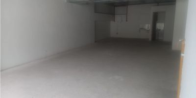 Hola, ¿Ya pensaste en el sitio ideal para tu negocio?, tenemos en arriendo un excelente, y bonito local ubicado en el sector NIQUIA, BELLO. Cuenta con un solo ambiente, cuenta con un baño para los clientes y colaboradores, cerca a parqueaderos, restaurantes, D1, edificios, está ubicado en el primer piso de un Mall comercial, cuenta con un Garaje y un cuarto útil.en dicho mall funcionan marcas reconocidas cómo FRISBY y SPORT TOWN no pierdas la oportunidad de adquirir esta excelente ubicación en tu proceso de reactivación económica, ¡separa tu cita YA MISMO!
