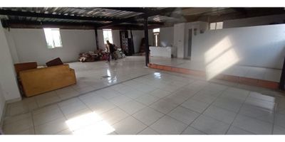 Hola, ¿Ya pensaste en el sitio ideal para tu negocio?, tenemos en arriendo un excelente, y bonito local ubicado en el sector MANCHESTER, BELLO. Cuenta con un solo ambiente, cuenta con un baño para los clientes y colaboradores, cerca a parqueaderos, restaurantes, D1, edificios, está ubicado en el tercer piso. no pierdas la oportunidad de adquirir esta excelente ubicación en tu proceso de reactivación económica, ¡separa tu cita YA MISMO!
