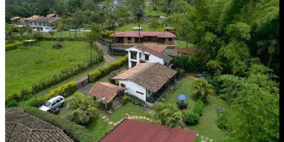Te presentamos esta Megapropiedad para la venta con una area total de 1841m² ubicada en el municipio de Santa Rosa de Cabal, esta hermosa propiedad esta distribuida en 1 casa de campo y 3 cabañas, la casa principal tiene un area de 106m², 1 cuarto,1 baño, sala comedor, cocina integral y un garaje cubierto, la primer cabaña tiene 72m², 1 habitación, cocina integral, cuarto de lavado o zona de ropa,1 baño, sala comedor y cuarto de herramientas, la segunda cabaña tiene un area de 78m², 1habitacion, cocina tipo amaericana, 1 baño, mezanine con cuarto aux, zona de ropas, la tercer cabaña tiene un area de 36m², cuarto tipo loft ,1baño, cocina americana, esta propiedad esta rodeada de amplias zonas verdes , un ambiente y un clima muy fresco.  

 
